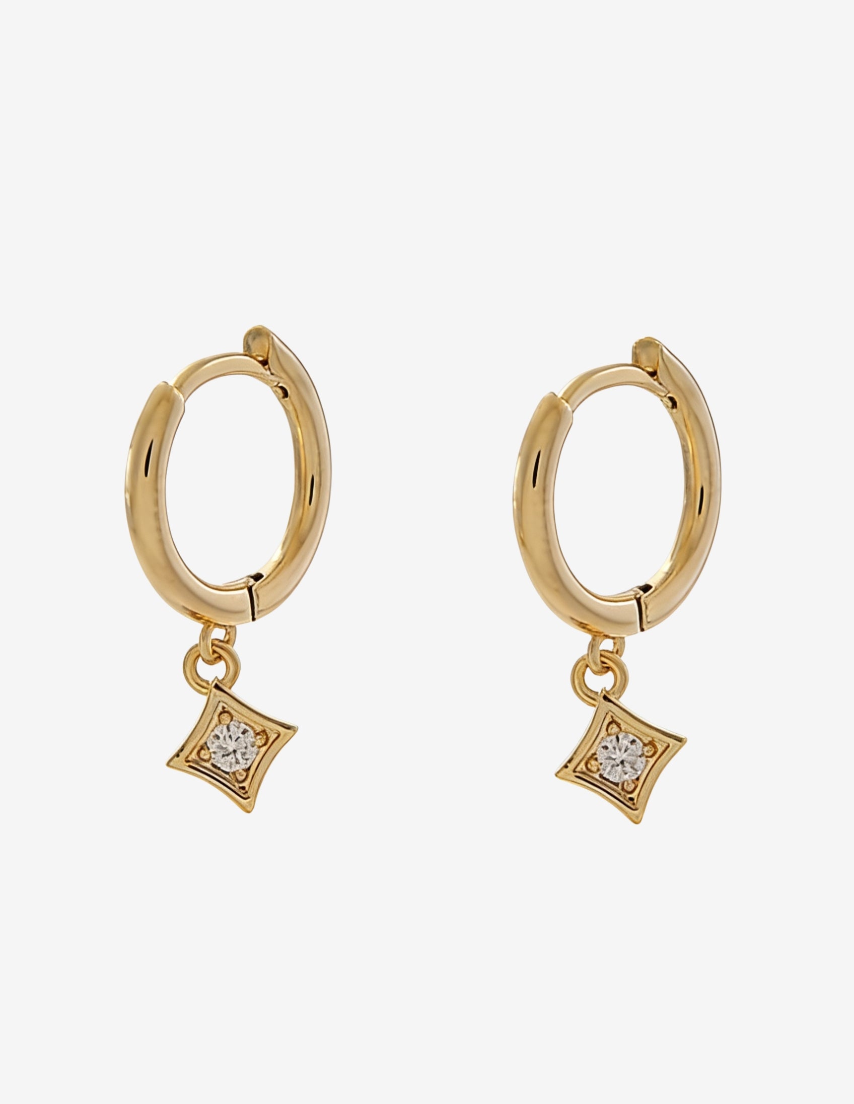 Brinco Argola Liso com Ponto de Luz Losango